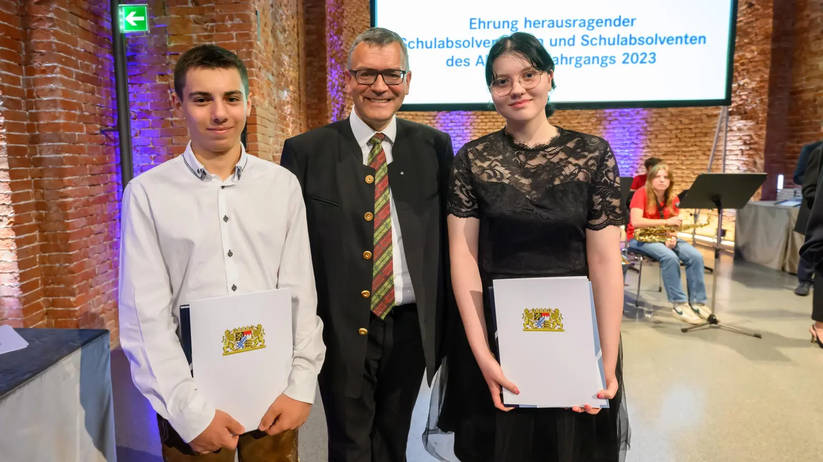 Staatskanzleileiter Dr. Florian Herrmann, MdL, (Mi.) freute sich mit Sunny-Singh Kharabanda (li.) und Stella Grujic über die herausragenden Leistungen. (Foto:  Bayerische Staatskanzlei)