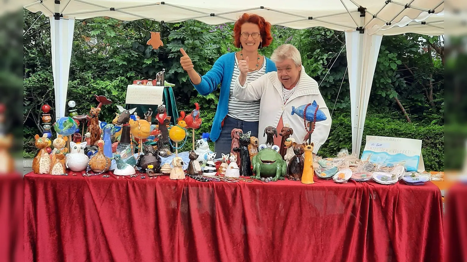 Der Stand der Töpfergruppe lockte mit lustigen Zaunsitzern und Kugeltieren für den Garten. (Foto: Lebenshilfe FS)