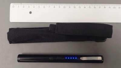 Das Elektroschockgerät, ein sogenannter Penshock, war als Kugelschreiber getarnt. (Foto: Zoll)