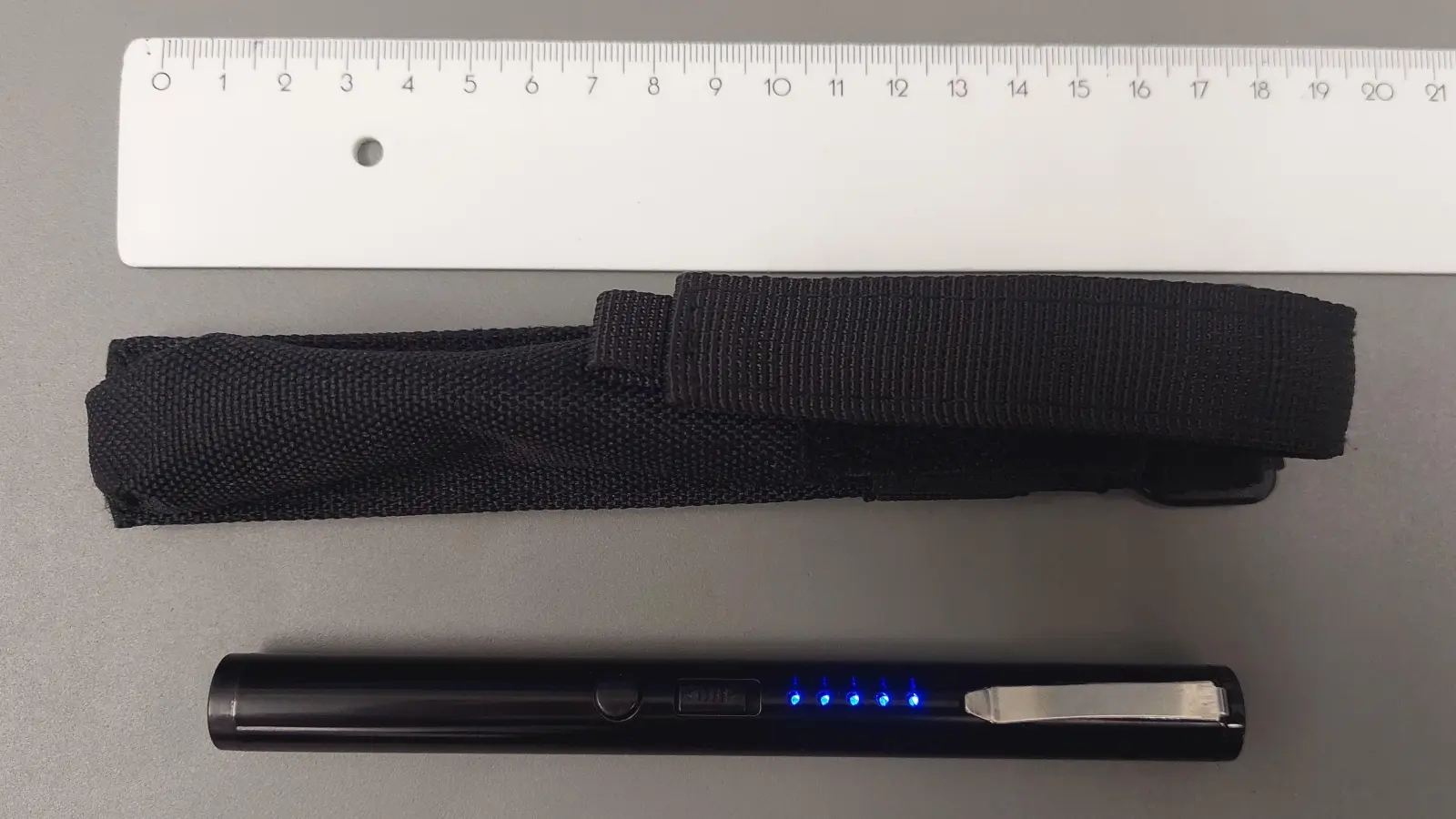 Das Elektroschockgerät, ein sogenannter Penshock, war als Kugelschreiber getarnt. (Foto: Zoll)