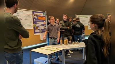 Engagierter Austausch: Studierende der Landwirtschaftsschule diskutieren über Nutztierhaltung und Tierwohl. (Foto: AELF Ebersberg-Erding)