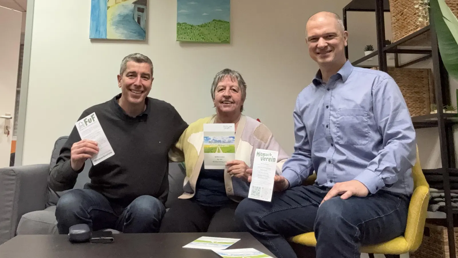 Gemeinsam für Erdings Kinder: Tobias Metsch (2. Vorsitzender FuF), Barbara Huber (Geschäftsführung Brücke Erding) und Alexander Weiler (Schriftführer FuF) bei der Scheckübergabe in der Färbergasse. (v.l.)<br><br> (Foto: FuF)