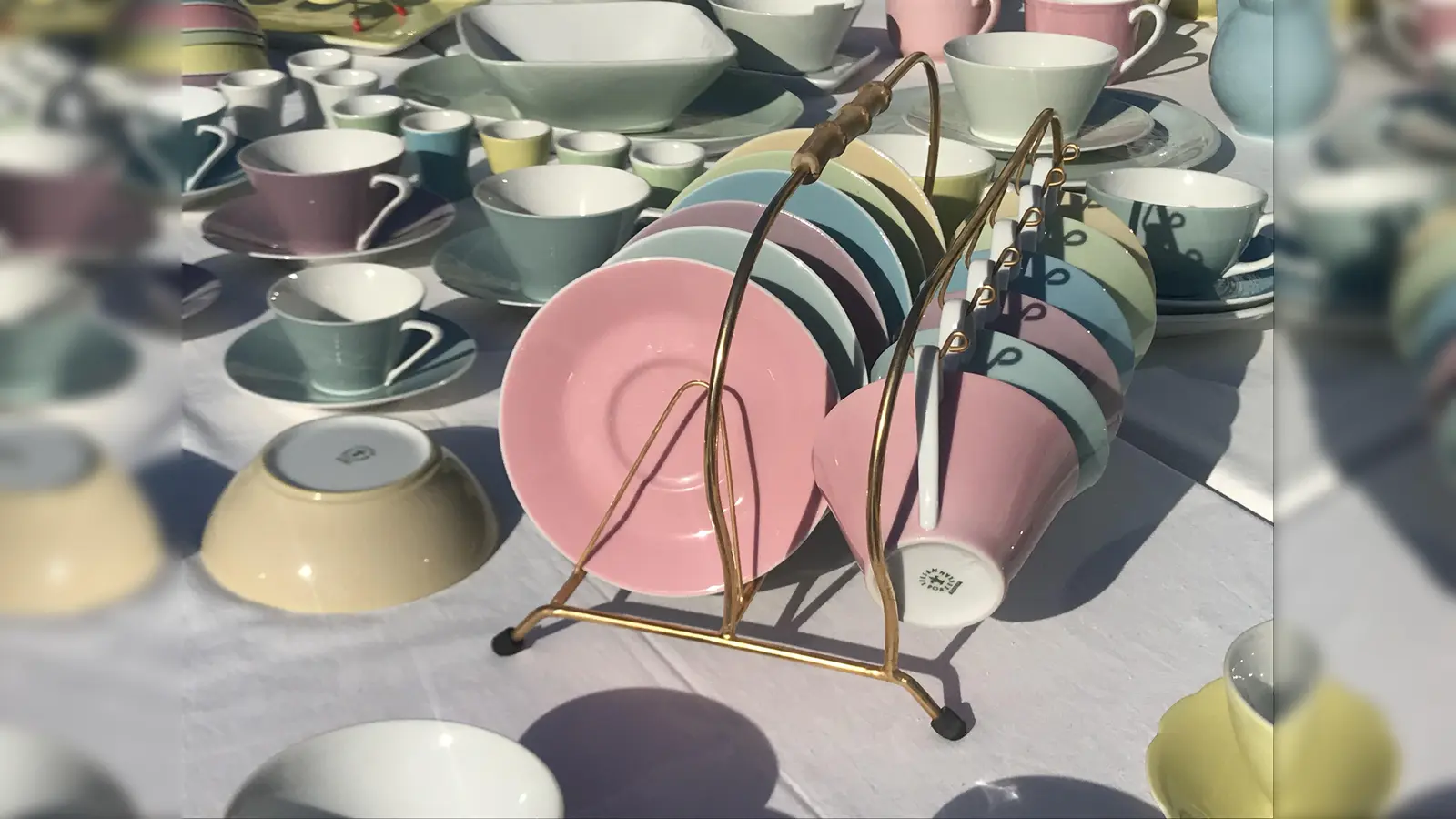 Allerlei Schätze kann man beim Flohmarkt am Volksfestplatz in Ebersberg finden. (Foto: hw)