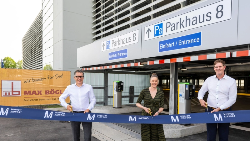 Jens Arndt (Leiter Real Estate Flughafen München GmbH), Maria Dahlhaus (Leiterin Commercial Activities Flughafen München GmbH) und Johann Boegl (Vorsitzender Gesellschafter der Firmengruppe Max Boegl) eröffnen das neue Parkhaus P8 an der Terminalstraße Mitte am Flughafen (von links). (Foto: Stephan Goerlich / FMG)