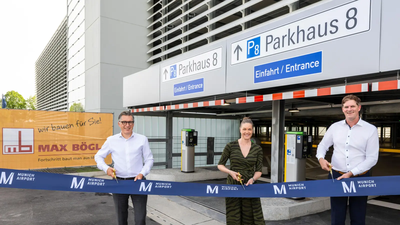 Jens Arndt (Leiter Real Estate Flughafen München GmbH), Maria Dahlhaus (Leiterin Commercial Activities Flughafen München GmbH) und Johann Boegl (Vorsitzender Gesellschafter der Firmengruppe Max Boegl) eröffnen das neue Parkhaus P8 an der Terminalstraße Mitte am Flughafen (von links). (Foto: Stephan Goerlich / FMG)