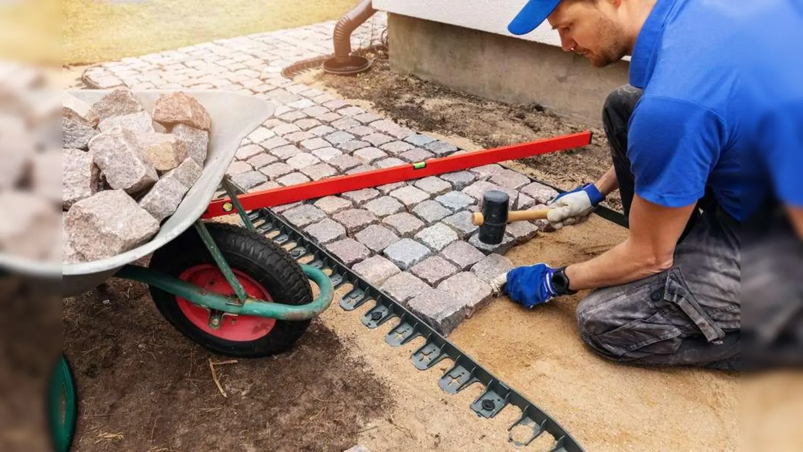 Den Außenbereich neu gestalten und verschönern – das ist das Ziel vieler Haus- und Gartenbesitzer in diesem Jahr. (Foto: djd/Gelbe Seiten/Getty Images/ronstik)