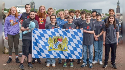 Die bayerischen Mathe-Asse in Hamburg. Unter ihnen Xing Liu (1. Preis) aus Erding (Vierter von rechts). (Foto: Hendrik Kretschmer)