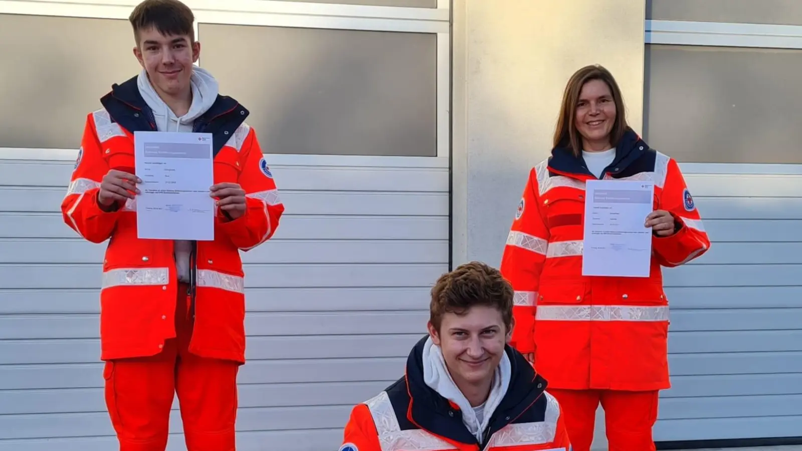 Rico Stanglmeier, Florian Briglmeier und Gabi Stanglmeier (v.li.) verstärken das Sanitäter-Team. (Foto: Wasserwacht Moosburg)