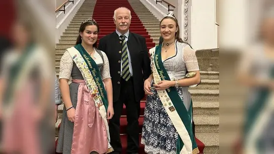 Die Hoheiten Susanne und Julia erhielten eine Führung durch das Maximilianeum. (Foto: Abgeordnetenbüro Benno Zierer)