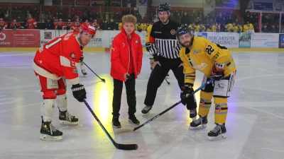 Der 14 Jahre jungen ukrainischen Flüchtling Pavlo Nikolaiev aus Kiew, beim symbolisch ausgeführten ersten Bully der Halbfinal-Serie in den Bayernliga-Playoffs zwischen den Rot-Weißen und den Amberg Wild Lions. In der U15 des EHC Klostersee wurde Pavlo herzlich aufgenommen und hat neue Freunde gefunden - und kann dadurch (hoffentlich) etwas gedankliche Ablenkung für sich mitnehmen. (Foto: smg/EHC)