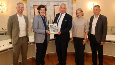 Tobias Diepold (v.li., stellvertretender Amtsleiter), Moritz Strey (Klima- und Energiemanager), Landrat Helmut Petz, Franziska Kohl (Klimaanpassungsmanagerin) und Ivan Mikan (Klima- und Energiemanager) stellten das Klimaschutzkonzept des Landkreises Freising vor. (Foto: LRA Freising)