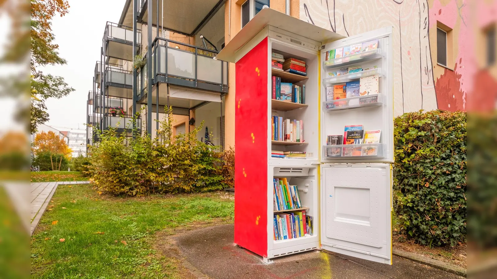 Neue Anlaufstelle für Leseratten: der zum Bücherschrank umfunktionierte bunte Kühlschrank. (Foto: Offenblende.de/Schebesta )