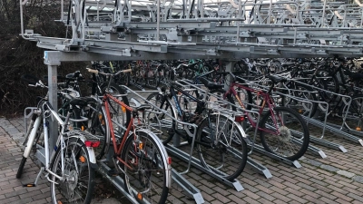 Moosburg bekommt eine Abstellanlage wie diese in Freising, nur überdacht. (Foto: Stadt Moosburg)