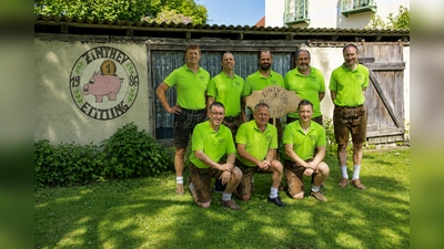Die Vorstandschaft, stehend von links nach rechts: Manfred Kreuzpointner, Robert Brand, Michael Huber, Peter Huber, Andreas Pointner; kniend: Wolfgang Schmid, Bartholomäus Huber, Markus Hintermaier. (Foto: Zinth EV)