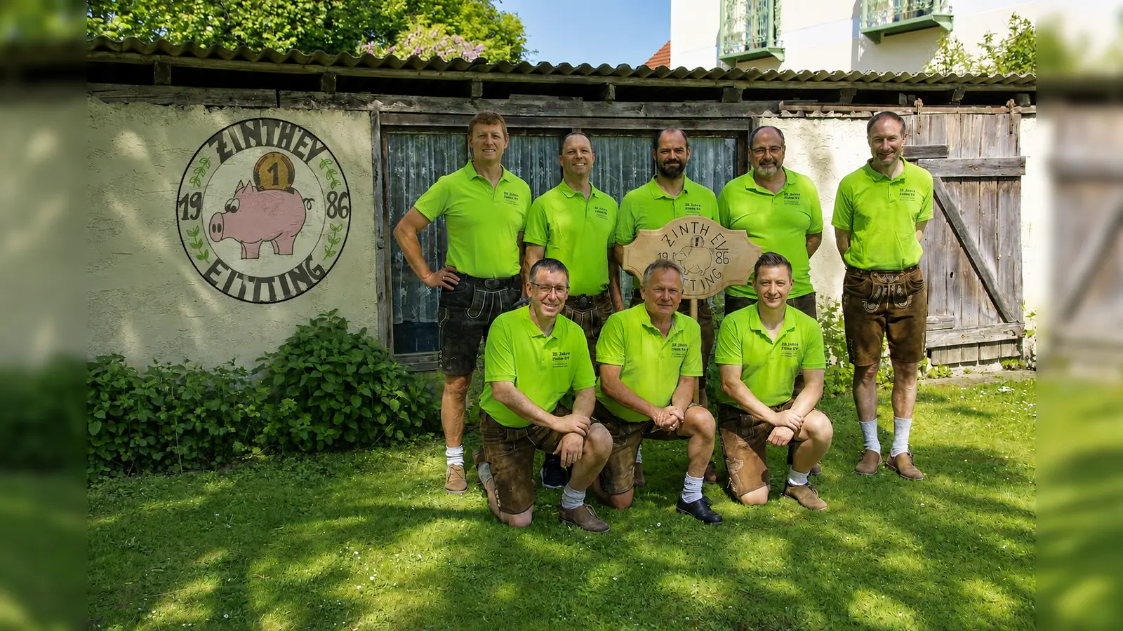 Die Vorstandschaft, stehend von links nach rechts: Manfred Kreuzpointner, Robert Brand, Michael Huber, Peter Huber, Andreas Pointner; kniend: Wolfgang Schmid, Bartholomäus Huber, Markus Hintermaier. (Foto: Zinth EV)