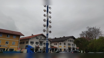 Stattlicher Maibaum im Ortszentrum: Glonn ist ein lebenswerter staatlich anerkannter Erholungsort im südlichen Landkreis Ebersberg.  (Foto: Stefan Dohl)