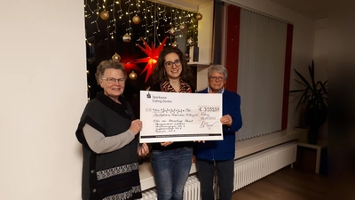 Von links nach rechts: Mechtild Haubelt-Awe (Hospizverein), Anna-Lisa Burgmair (Pfarrgemeinderat) und Ottilie Kober (Hospitzverein). (Foto: privat)