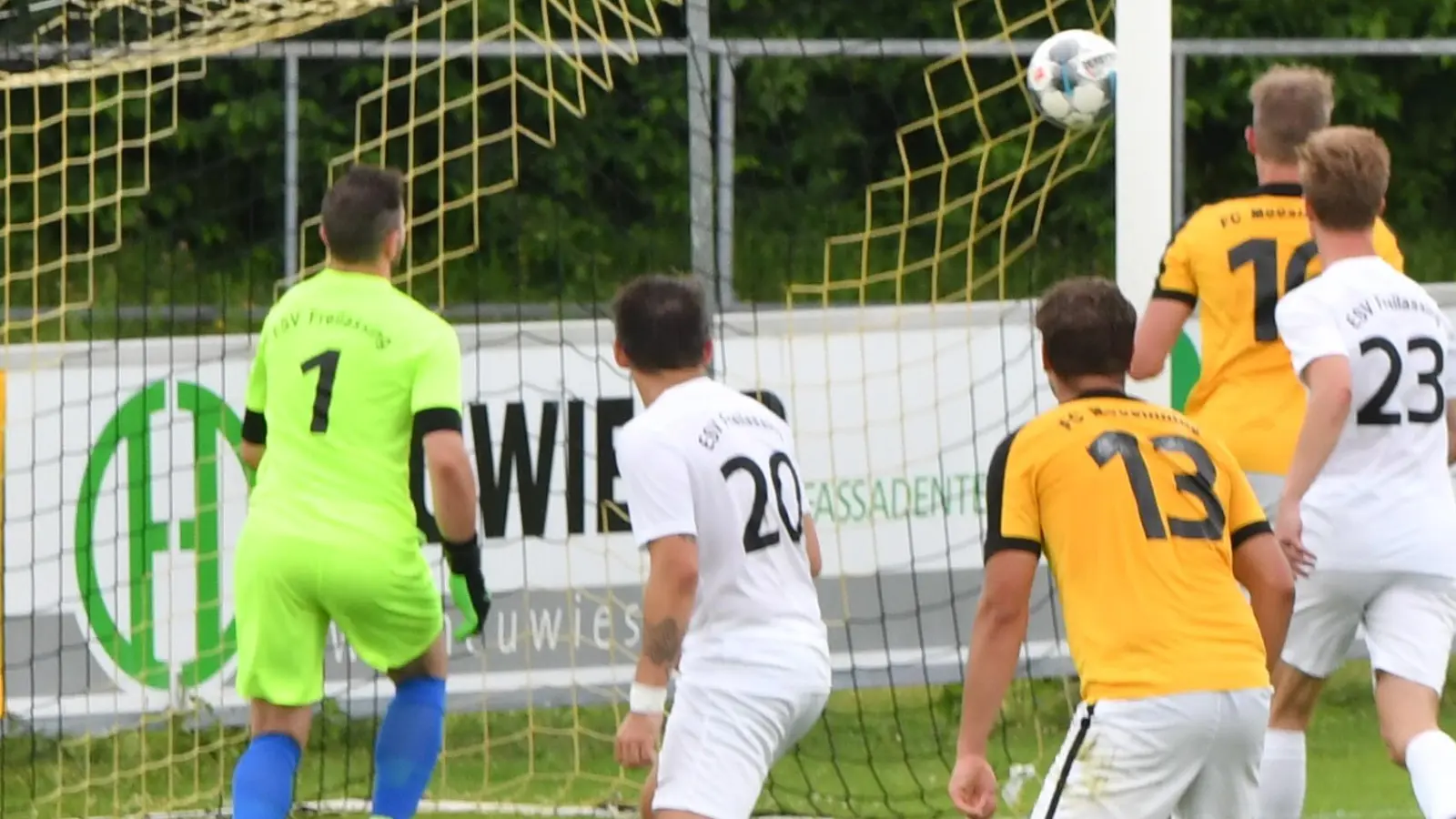 Gebannt schauen Freilassings Spieler und die Moosinninger Akteure (gelbe Shirts) dem Ball nach; es ist das 3:0 dank eines Freilassinger Eigentores. (Foto: Eicke Lenz)