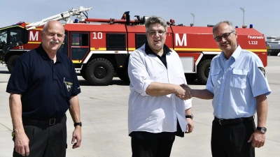 Übergabe des Löschfahrzeugs durch den stellvertretenden Chef der Flughafenfeuerwehr, Dieter Peter (re.) an Museumsvorstand Alexander Süsse (Mitte). An der Übergabe nahm auch der Leiter Technik von derFlughafenfeuerwehr, Robert Kronpass (l.), teil. (Foto: Alex Tino Friedel - ATF Pictures)