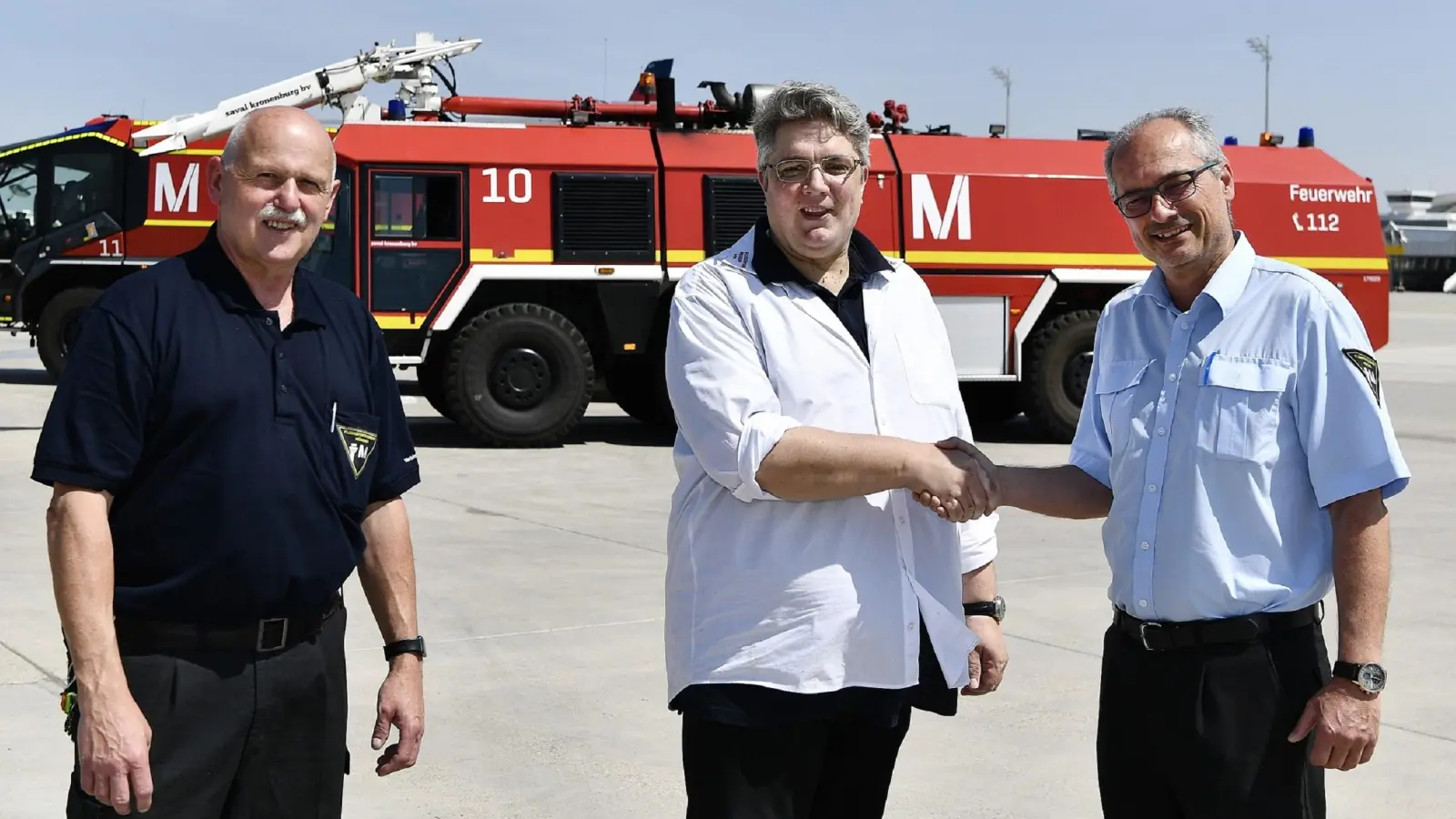 Übergabe des Löschfahrzeugs durch den stellvertretenden Chef der Flughafenfeuerwehr, Dieter Peter (re.) an Museumsvorstand Alexander Süsse (Mitte). An der Übergabe nahm auch der Leiter Technik von derFlughafenfeuerwehr, Robert Kronpass (l.), teil. (Foto: Alex Tino Friedel - ATF Pictures)