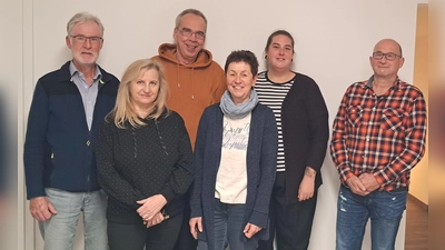 Das neue Vorstandsteam der Flüchtlingshilfe unter der Vorsitzenden Sabrina Tarantik (nicht im Bild): Hartmut Witting, Anita Stang, Stefan Lanio, Sabine Elb, Nadja Müller, Harald Fink (von links). (Foto: Flüchtlingshilfe Erding)