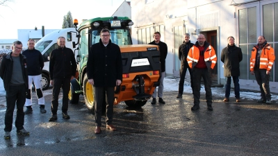 Landrat Martin Bayerstorfer und das Team des Landkreis-Bauhofes bei der Indienststellung des neuen Streugerätes.<br> (Foto: LRA)