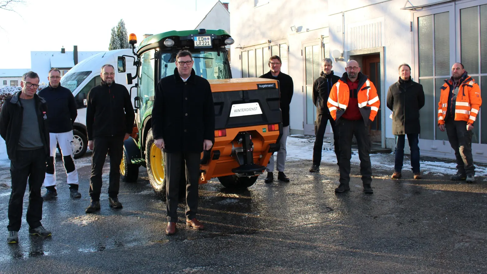 Landrat Martin Bayerstorfer und das Team des Landkreis-Bauhofes bei der Indienststellung des neuen Streugerätes.<br> (Foto: LRA)
