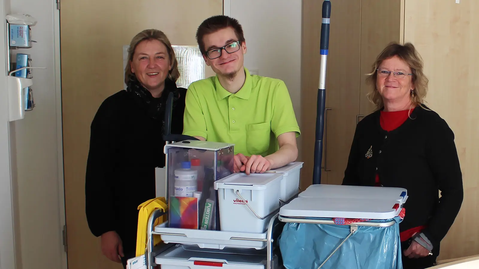 Niklas Rausch (Mitte) hat Martina Ackermann (r., Leiterin Servicedienste) und Anja Witt-mann (l.) von der Heiliggeist Service GmbH mit seiner Einsatzbereitschaft und Zuverlässigkeit von sich überzeugt. (Foto: Arbeitsagentur FS)