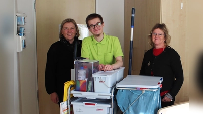 Niklas Rausch (Mitte) hat Martina Ackermann (r., Leiterin Servicedienste) und Anja Witt-mann (l.) von der Heiliggeist Service GmbH mit seiner Einsatzbereitschaft und Zuverlässigkeit von sich überzeugt. (Foto: Arbeitsagentur FS)