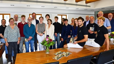 Je 2.000 Euro konnten die Leiter der drei Freisinger Gymnasien und der Karl-Meichelbeck Realschule aus der Hand von Monika Tiedemann (9.v.l.) in Empfang nehmen. Mit dabei waren die Bandleader, Vertreter der jungen Musiker sowie Dr.-Ing. Walter Flad, der Organisator (r.), der Pressereferent des Clubs, Dr. Alfred Fuchs, (5.v.r.) und Gastgeber OB Tobias Eschenbacher (6.v.l.). (Foto: R. Lex)