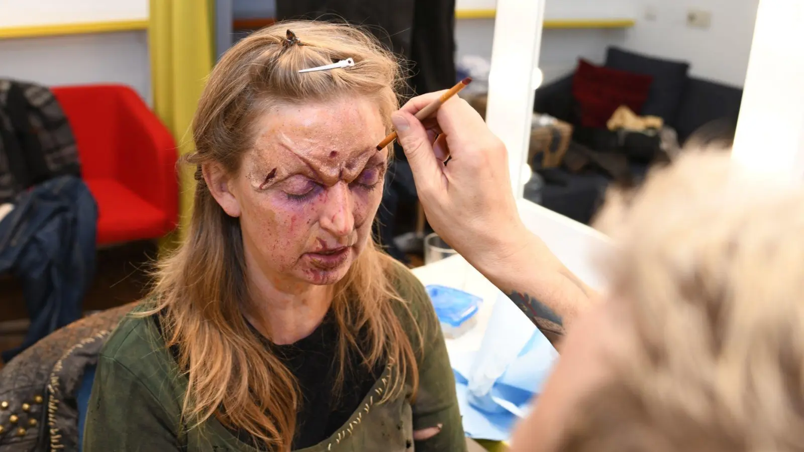 Geschäftsführerin Jutta Kistner zeigt, wie man sich mit aufwändigem Make Up in eine Horrorfigur verwandeln lassen kann. (Foto: Stadthalle Erding)