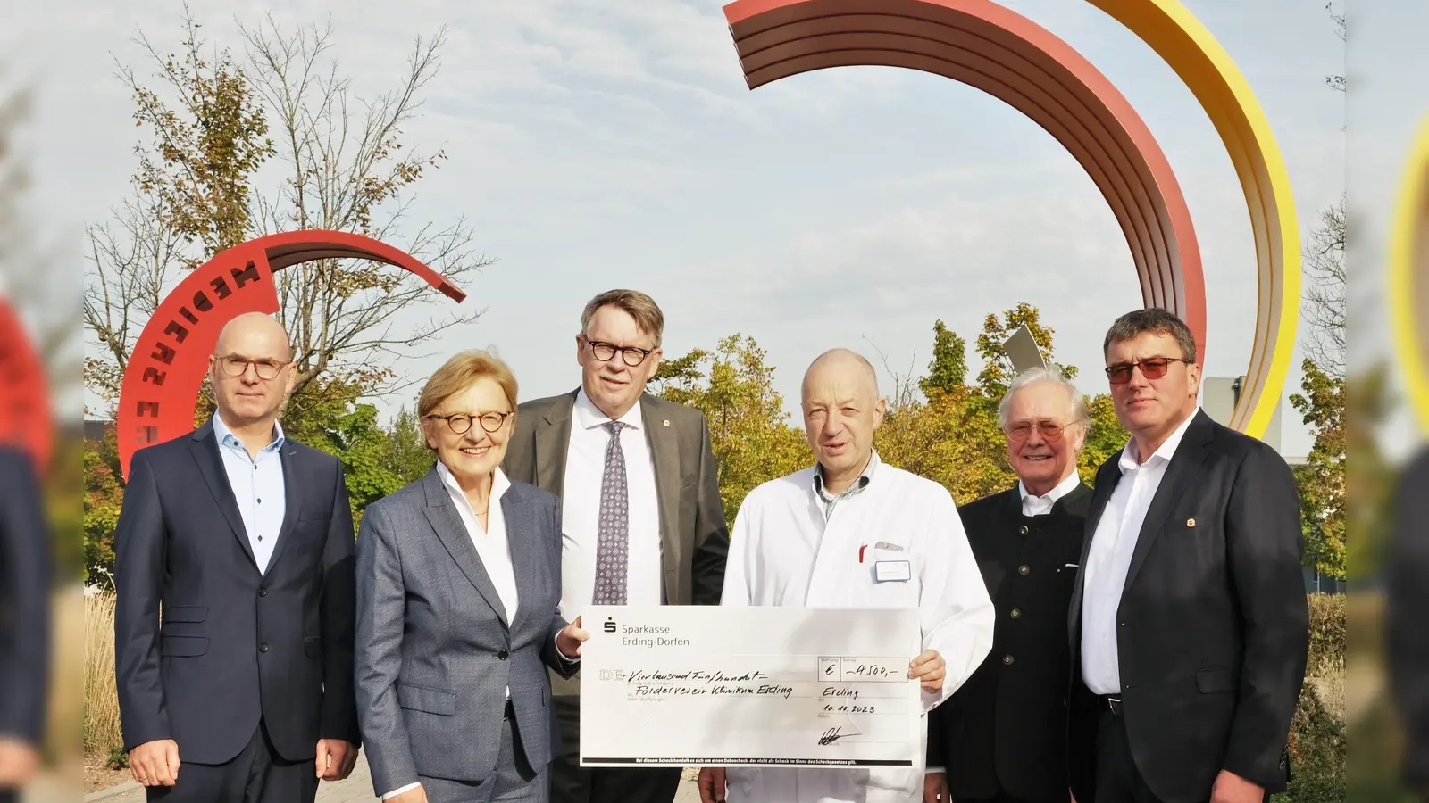 Von links: Klinikdirektor Dirk Last, Fördervereinsvorsitzende Maria Els, Kreisrat und Krankenhausausschussmitglied Georg Els, Chefarzt Gernold Berthold, Ferdinand Kretz, Pressesprecher des Lions Club Erding, Werner Frisch, Präsident des Lions Club Erding. (Foto: LRA Erding)