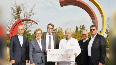 Von links: Klinikdirektor Dirk Last, Fördervereinsvorsitzende Maria Els, Kreisrat und Krankenhausausschussmitglied Georg Els, Chefarzt Gernold Berthold, Ferdinand Kretz, Pressesprecher des Lions Club Erding, Werner Frisch, Präsident des Lions Club Erding. (Foto: LRA Erding)