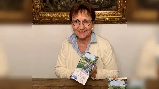 Die neue Broschüre, hier präsentiert von Heike Kronseder, zeigt die Möglichkeiten für Kinder im Museum auf. (Foto: Museum Stahl)