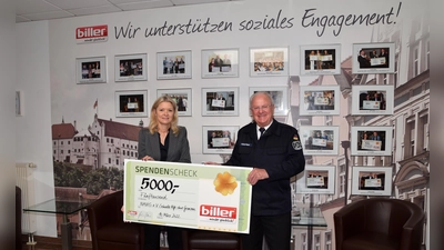 Möbelhaus-Chefin Kirsten Biller übergab eine Spende von 5.000 Euro an den ehem. NAVIS e.V. -Vorsitzenden Wolfgang Wagner für die Ukraine-Hilfe.  (Foto: Biller)