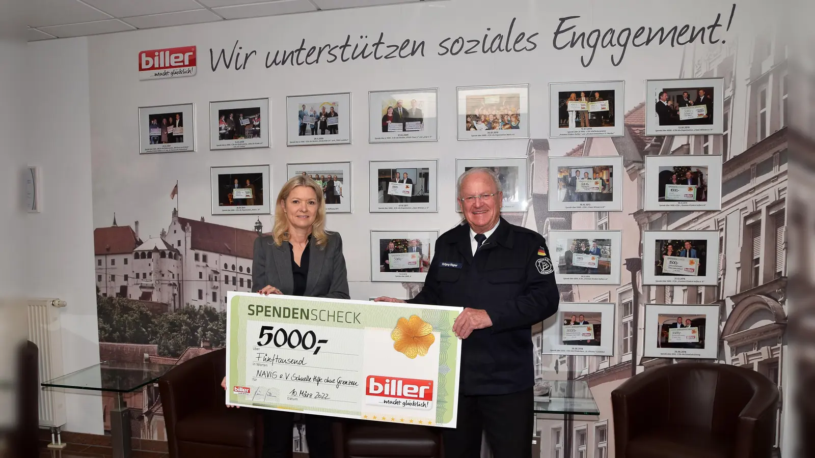 Möbelhaus-Chefin Kirsten Biller übergab eine Spende von 5.000 Euro an den ehem. NAVIS e.V. -Vorsitzenden Wolfgang Wagner für die Ukraine-Hilfe.  (Foto: Biller)