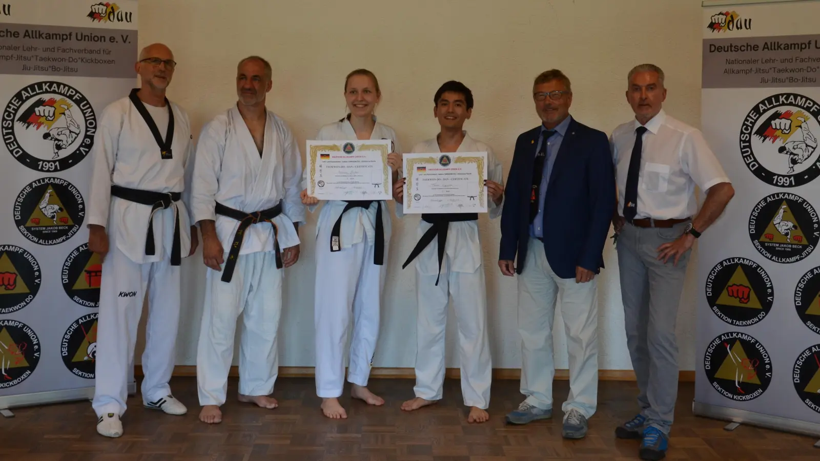 Die neuen Meister (v. li.) Großmeister Joachim Veh, Prüfer Jürgen Löhning, Johanna Bucher, Thomas Nguyen, Präsident der DAU Fritz Kosak und Prüfer Roland Tögel (Foto: SV Langenbach)