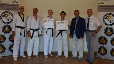 Die neuen Meister (v. li.) Großmeister Joachim Veh, Prüfer Jürgen Löhning, Johanna Bucher, Thomas Nguyen, Präsident der DAU Fritz Kosak und Prüfer Roland Tögel (Foto: SV Langenbach)