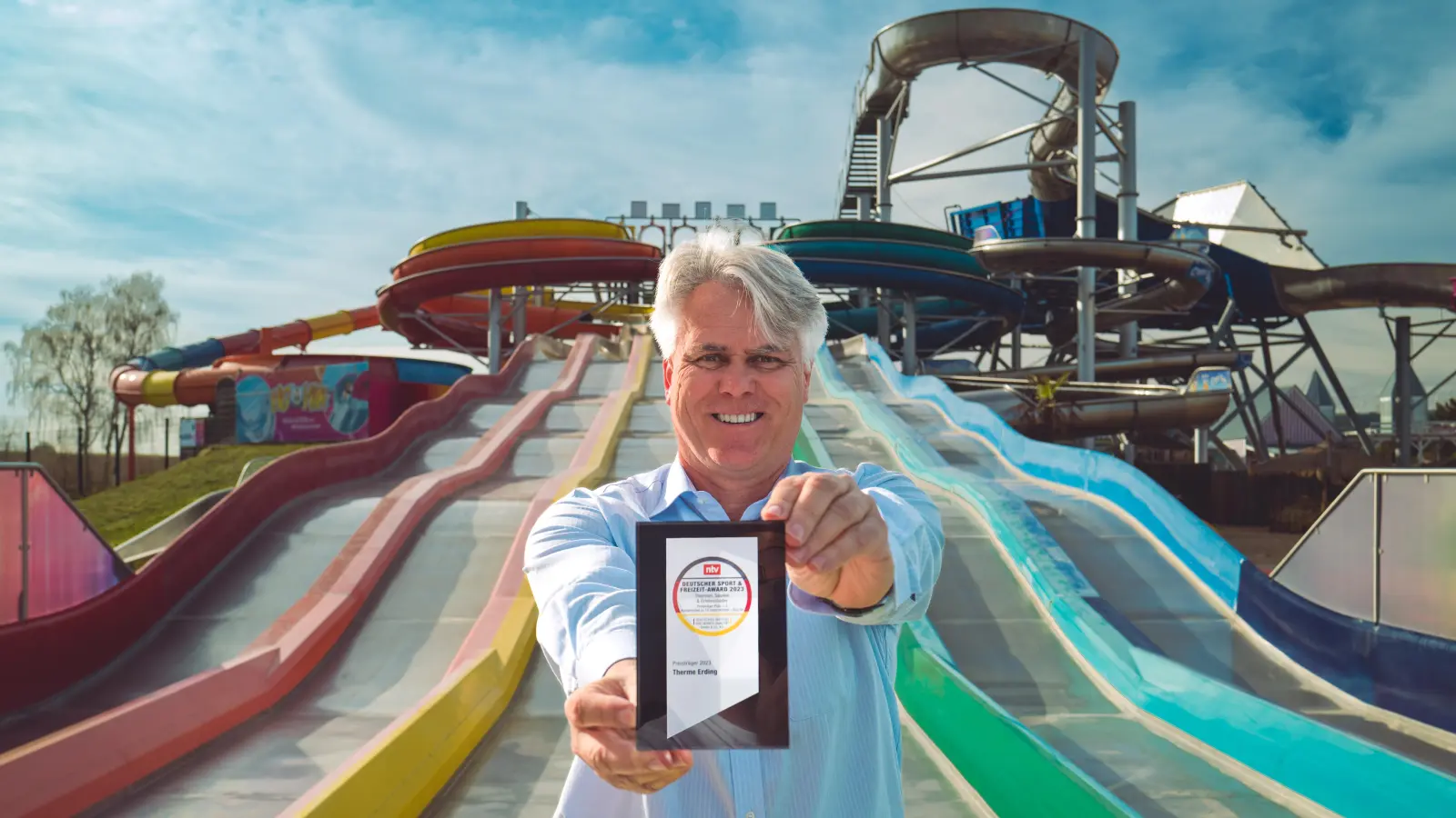Geschäftsführer Jörg Wund präsentiert den Award. (Foto: Therme Erding)