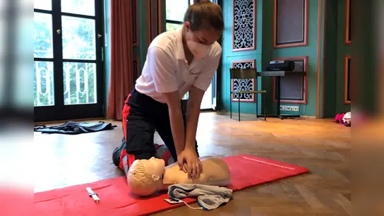 Reinhild Hiesgen, Gruppenleiterin der Malteser Jugend Erding, demonstrierte die Herzdruckmassage. (Foto: Malteser Jugend Erding)