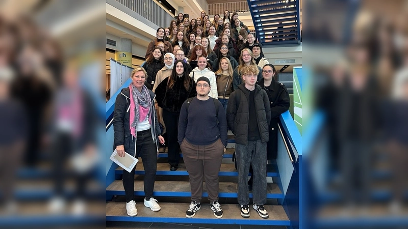 Lehrerin Clarissa Bachmeier mit den Schülerinnen und Schülern auf der Jahrestagung der Deutschen Gesellschaft für Humangenetik. (Foto: GfH)