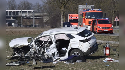 Für den Fahrer des total zerstörten Wagens kam jede Hilfe zu spät. (Foto: Thomas Gaulke)