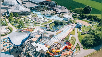 Im weitläufigen Thermengarten findet jeder seinen Lieblingsplatz. (Foto: Therme Erding.)