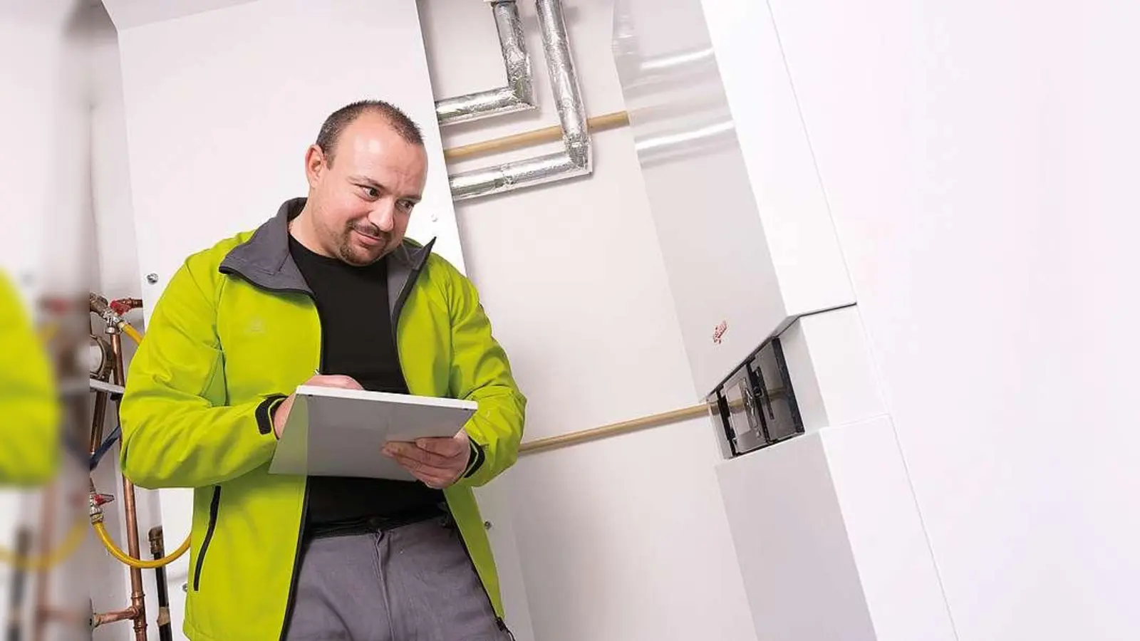 Bei der Heizungswartung werden die relevanten Einstellungen an der Heizung vom Fachmann sorgfältig überprüft. (Foto: djd/IWO - Institut für Wärme und Mobilität)