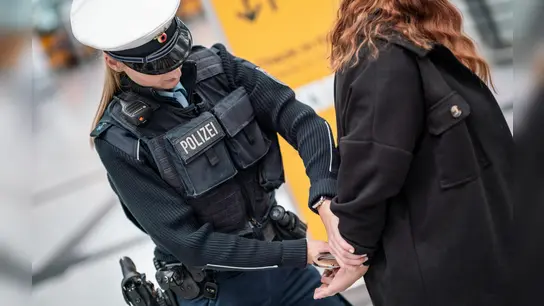 Hin und wieder zeigen sich sogar Frauen durchaus aggressiv gegenüber Beamten. (Foto: red)