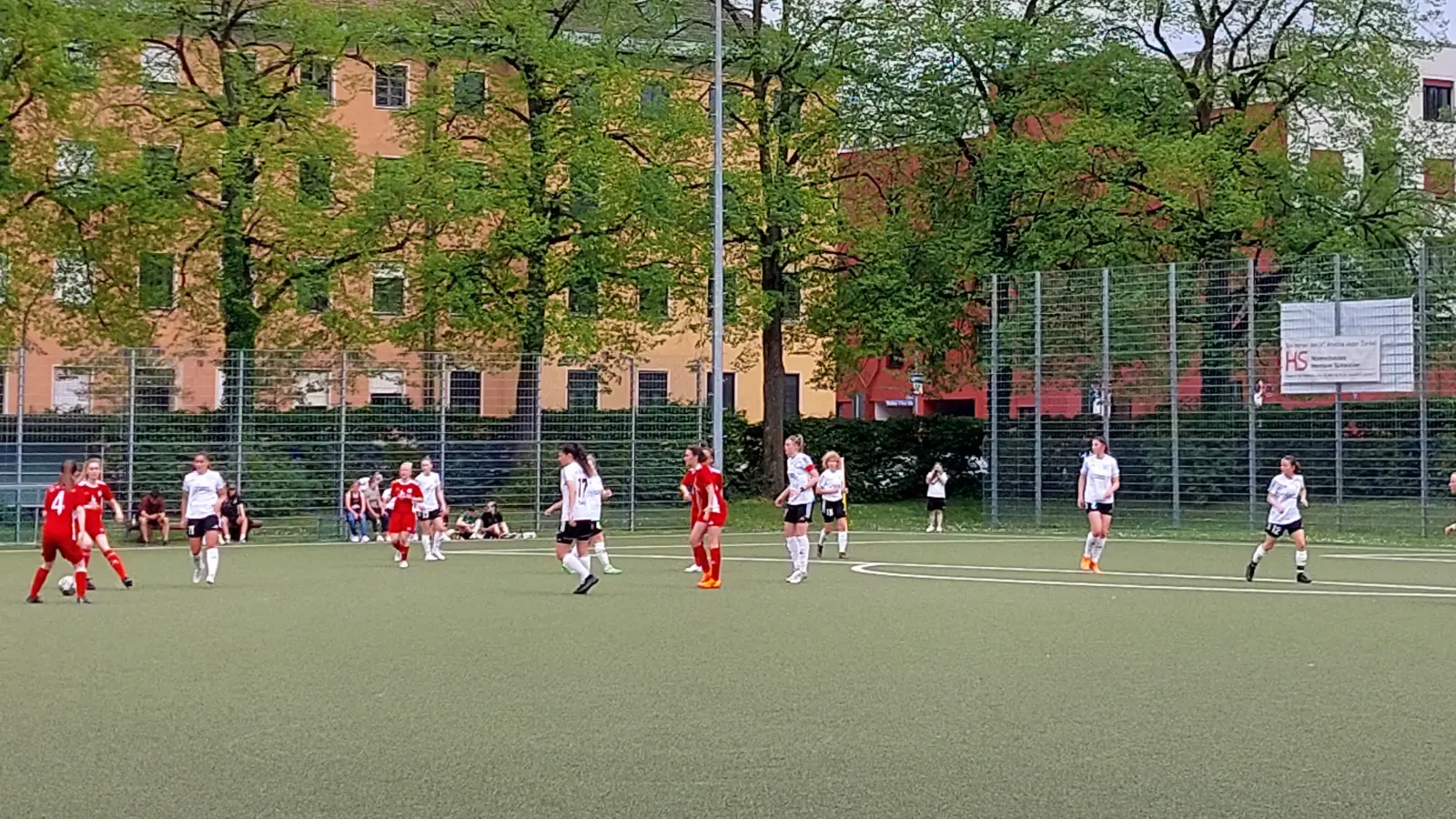 Der FC Stern München (weiß) aus Trudering spielt seit 13 Jahren in der Bayernliga, hat aber noch nie den bayerischen Pokal gewonnen. Ob es diesmal klappt? (Archivbild: bas)