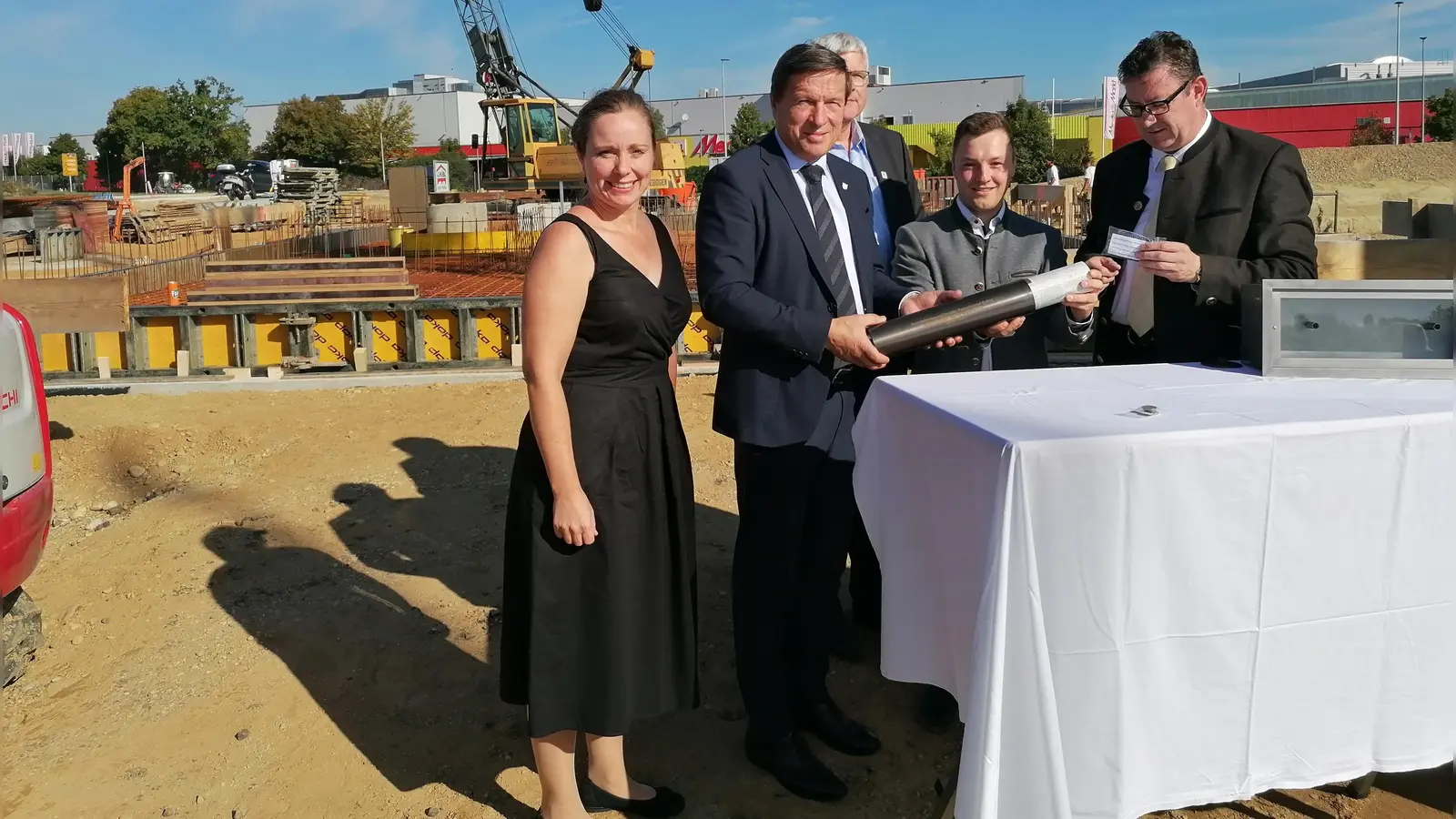 Landrat Martin Bayerstorfer, Andreas Neumaier, 3. Landrat Rainer Mehringer, Erdings OB Max Gotz und Generalplanerin Stefanie Rüger (v. r.) beim Befüllen der Zeitkapsel. (Foto: we/ch)