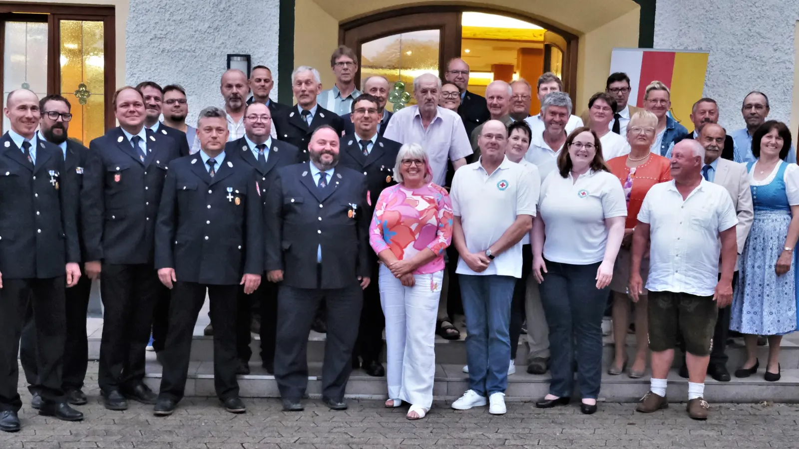 Die diesjährigen Träger der goldenen Ehrenamtskarte. (Foto: LRA Erding)