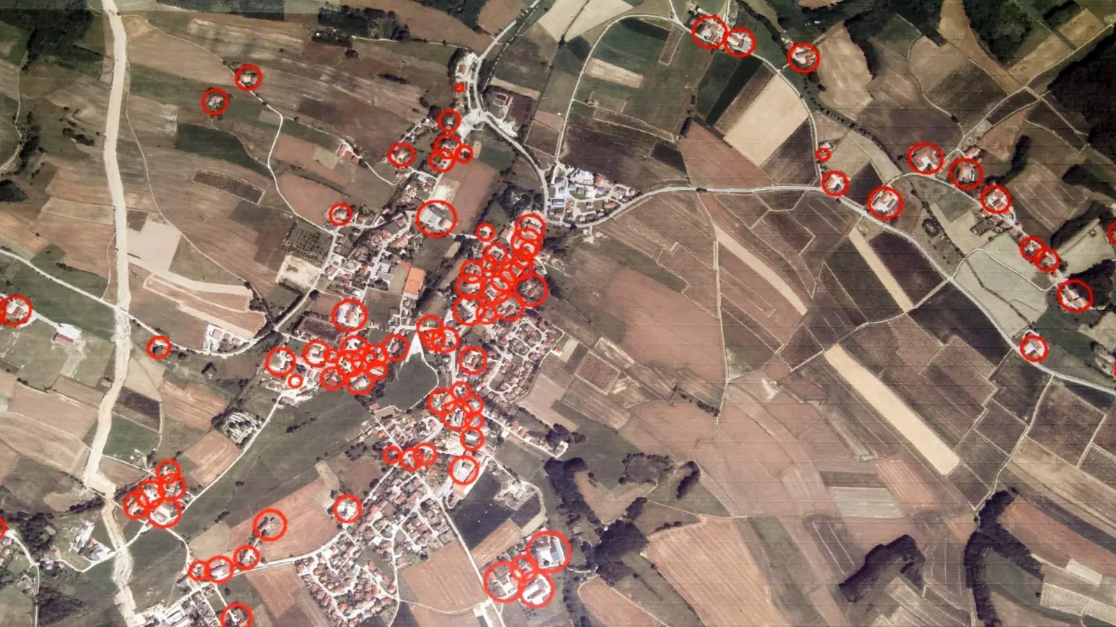 Vor 50 Jahren gab es im kleinen Ort Rudelzhausen noch 100 Landwirte (rote Kreise) mit Viehhaltung, Ställen und Misthaufen. Heute sind es noch drei - und fast alle Vögel sind verschwunden. (Foto: Privat)