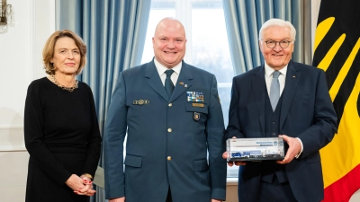 Bundespräsident Frank-Walter Steinmeier (r.)und seine Frau Elke Büdenbender empfangen anlässlich eines Neujahrsempfangs, Michael Wüst im Schloss Bellevue. (Foto: Kugler, Steffen/Wüst)